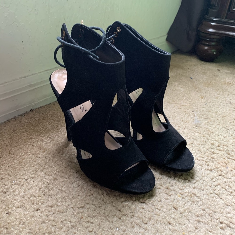 Beautiful black pair of shoes